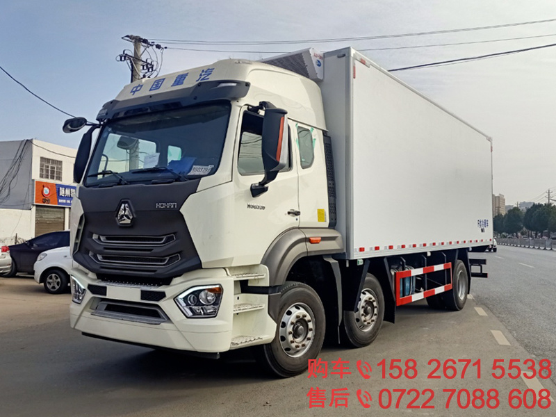 重汽豪瀚三轴冷藏车