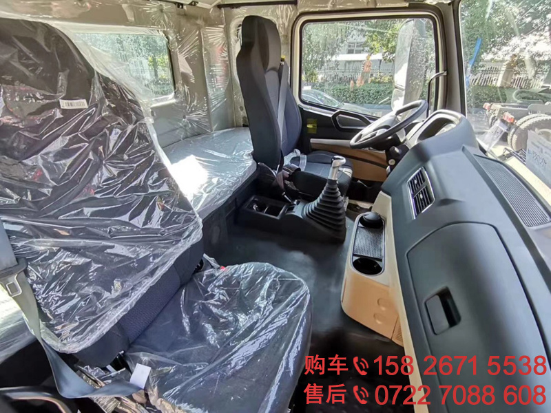 重汽豪瀚三轴冷藏车