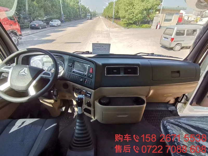 重汽豪瀚三轴冷藏车